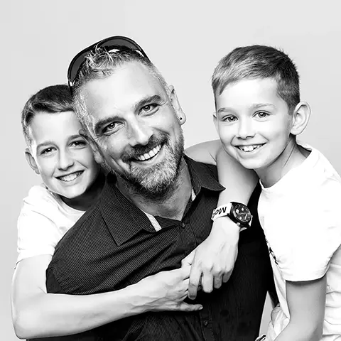 Père souriant avec ses deux fils
