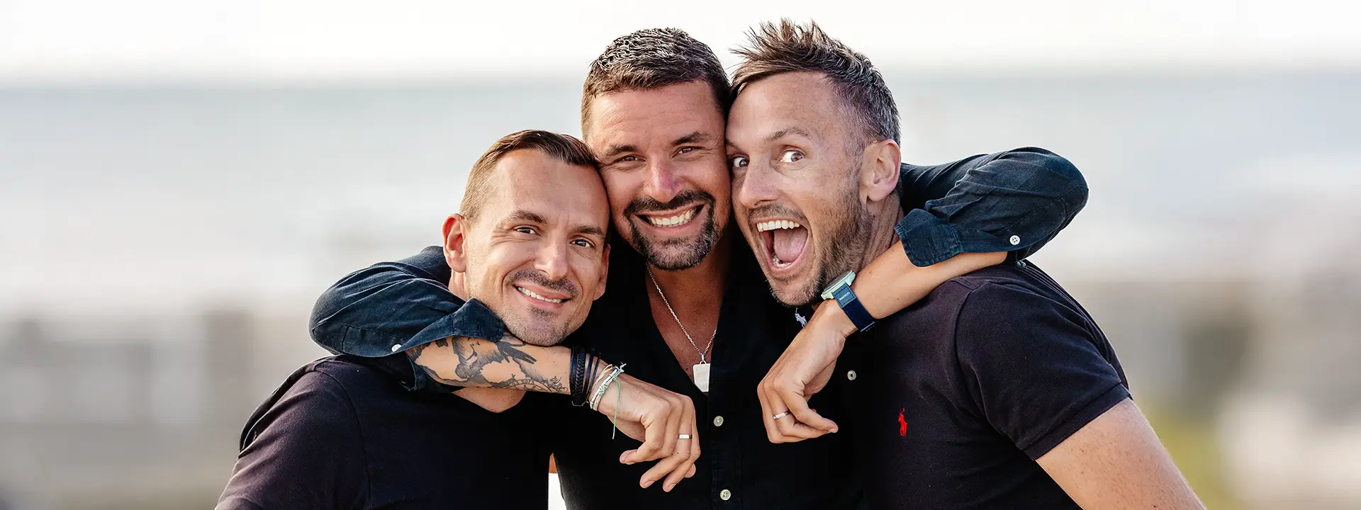 3 amis joyeux sur la plage