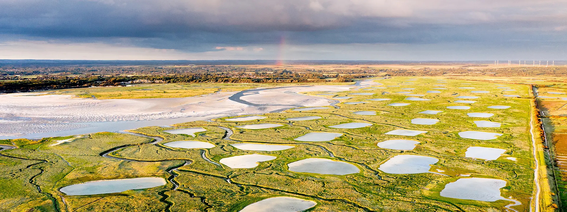 Vue aérienne de la baie d'Authie avec un arc-en-ciel
