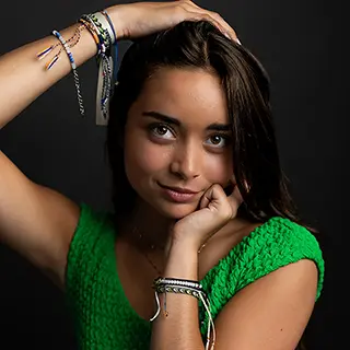 03 Portrait Jeune Femme Pull Vert