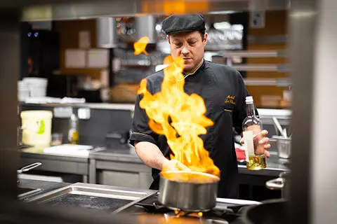 04 Cuisinier Flambe Viande Cuisine