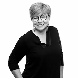 08 Portrait Femme Souriante Lunettes Rondes