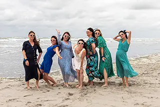 02 Seance Photo Evjf Quend Plage Baie De Somme Amies Robes Colorees Plage.webp