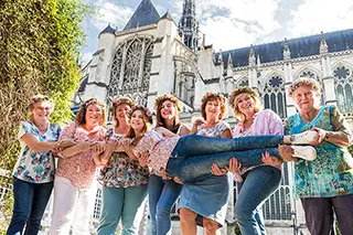 10 Seance Photo Evjf Amiens Cathedrale Groupe Fleurs