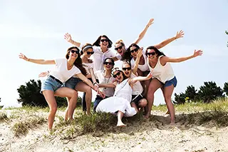 Jeunes femmes souriantes posant pour une séance EVJF