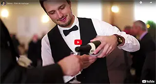 Un serveur sert une coupe de champagne au vin d'honneur d'un mariage dans la Somme