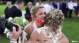 La mariée souriante embrasse la femme qui a attrapé le bouquet au lancé de bouquet durant le vin d'honneur en baie de somme