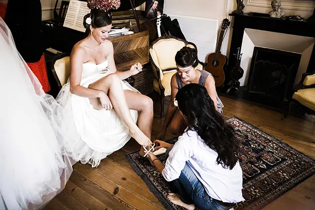 Préparatifs de la mariée dans un salon bourgeois