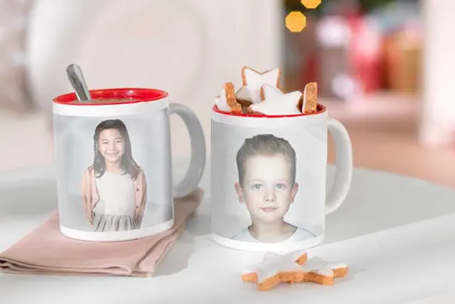 Mugs personnalisés - Portraits et sourires Deux mugs personnalisés avec les portraits d'enfants