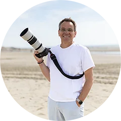Portrait photo de Frank Hélin avec son appareil photo dans la nature