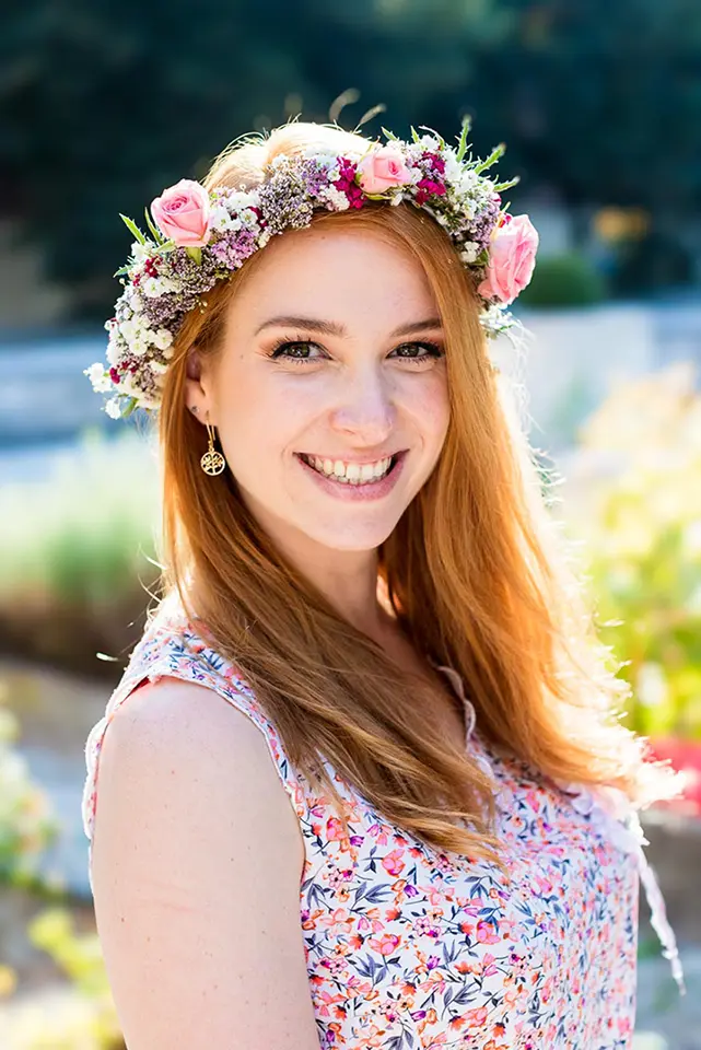 Future mariÃ©e souriante portant une couronne de fleurs le jour de son EBJF